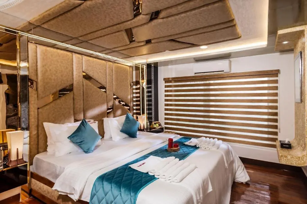 Royal Palace Houseboat Alappuzha Botel